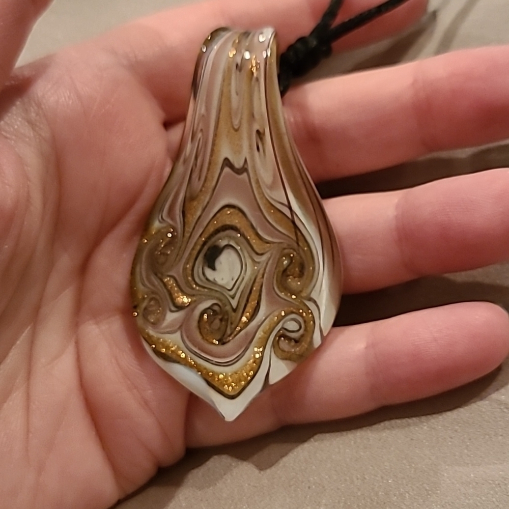 Glass pendant necklace